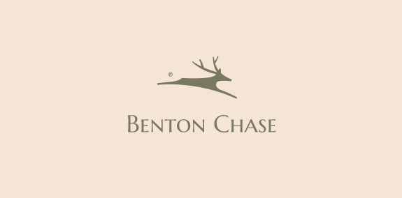 Benton Chase logo设计:简约鹿角标志