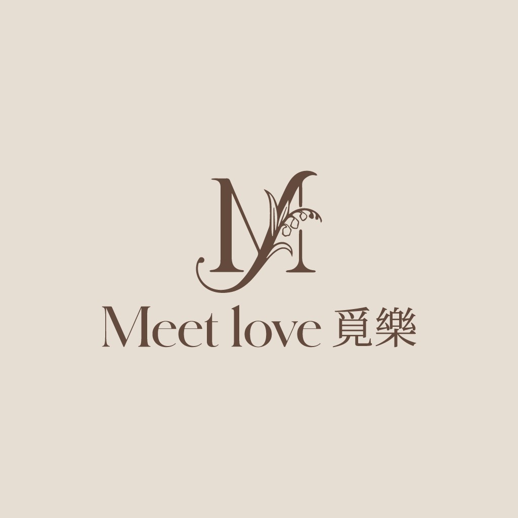 优雅简约的'M'字母与百合花图案结合的logo设计