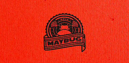 红色背景复古风格Maybuc logo设计