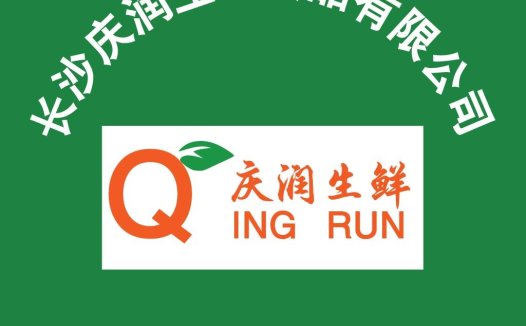 绿色背景下的Q形标志设计
