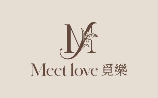 优雅简约的'M'字母与百合花图案结合的logo设计